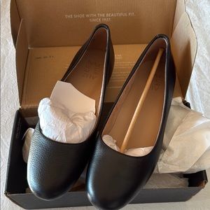 Naturalizer Black Flats Sleek Minimalist Design